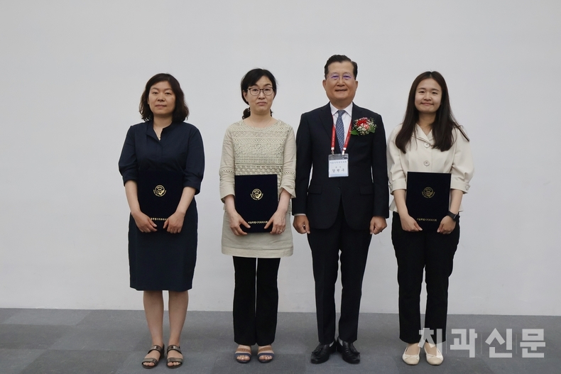 강현구 회장(가운데 우측)이&nbsp; 구강보건 향상을 위해 힘쓴 유공자들에게 표창패를 수여했다.